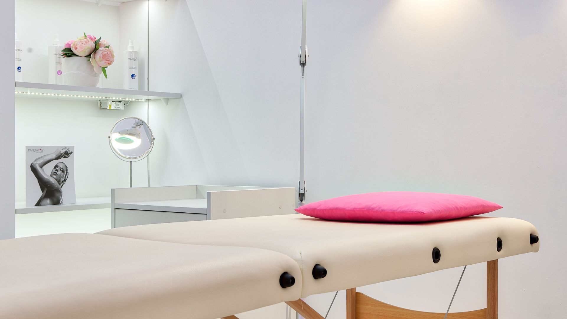 Read more about the article Εξοπλίστε το Κέντρο Αισθητικής σας με όλα τα απαραίτητα προϊόντα από τη MEGA-LEADER!